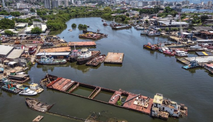 В бразильском заливе брошенные корабли могут стать причиной экологической катастрофы