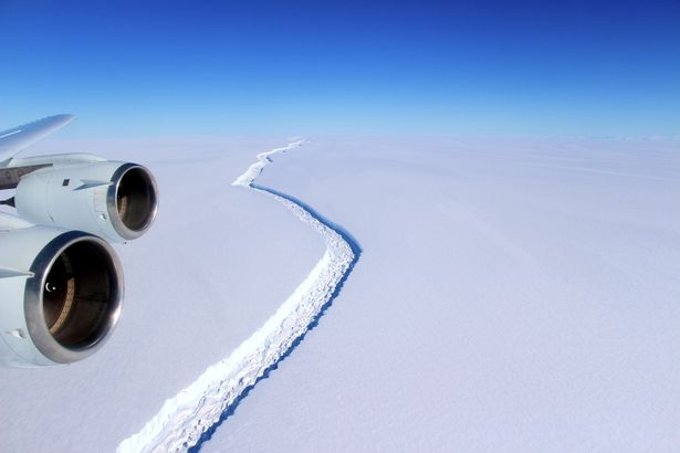 Массивный айсберг откололся в Арктике