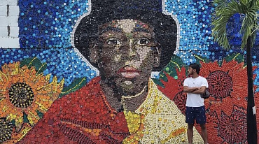 Художник из Венесуэлы создал самую большую в мире фреску из  пластиковых крышек⁠⁠