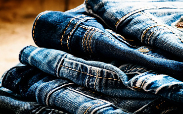 Джинсы и футболки назвали экологически вредной одеждой