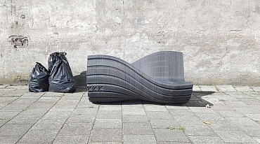Амстердам превращает пластик в уличную мебель