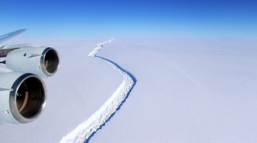 Массивный айсберг откололся в Арктике