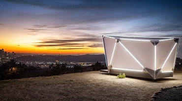Бывшие сотрудники Илона Маска разработали палатку на солнечных батареях